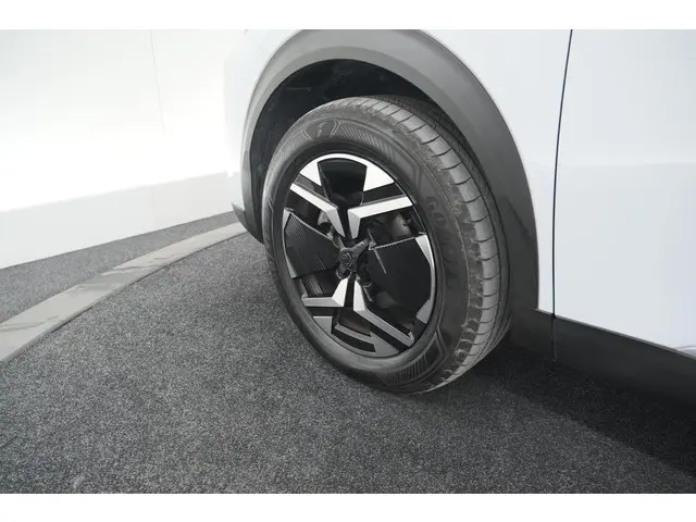 Peugeot 2008 PureTech 130 EAT8 Allure 2024 Benzine 18
