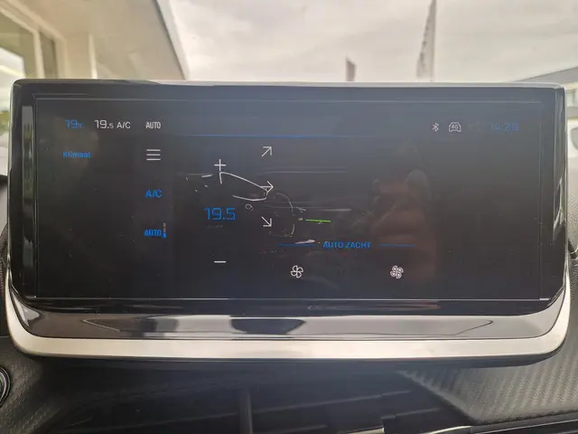 Peugeot 208 Hybrid 136 e-DCS6 GT 2024 Hybride Benzine 10