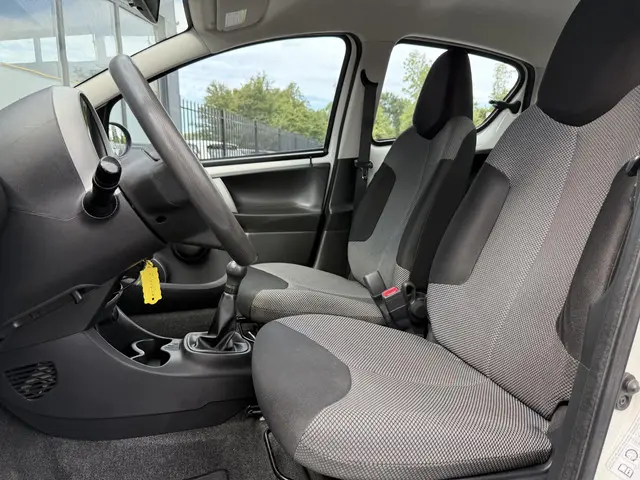 Toyota Aygo 1.0 VVT-i Comfort 2012 Benzine 6