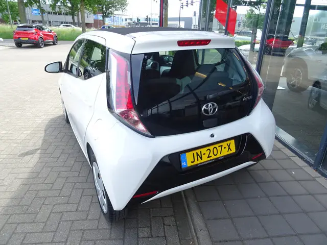 Toyota Aygo 1.0 VVT-i x-wave OPEN DAK 2016 Benzine 7