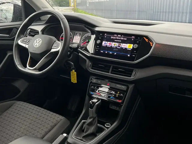 Volkswagen T-Cross 1.0 TSI 110pk Life DSG 2024 Benzine 6
