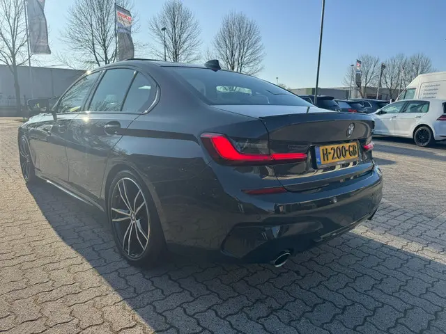 BMW 3 Serie 330i High Executive 2018 Benzine 27