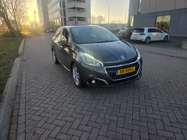 Peugeot 208 1.2 PureTech Signature Navi 2019 Benzine 10