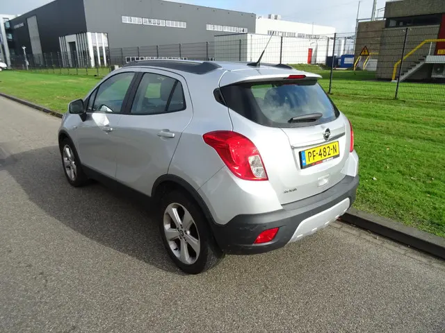 Opel Mokka 1.6 Cosmo 4x4 allroad 2013 Benzine 3