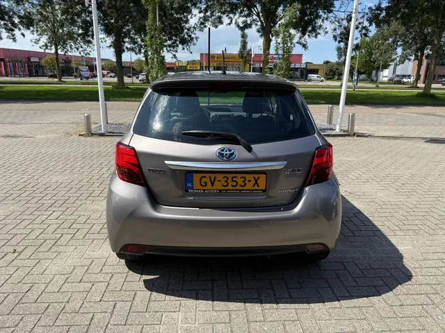 Toyota Yaris 1.5 Hybrid Dynamic 2015 Hybride Benzine 8