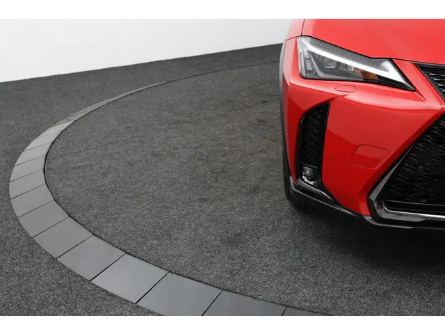 Lexus UX 300h F SPORT Design 2024 Hybride Benzine 37
