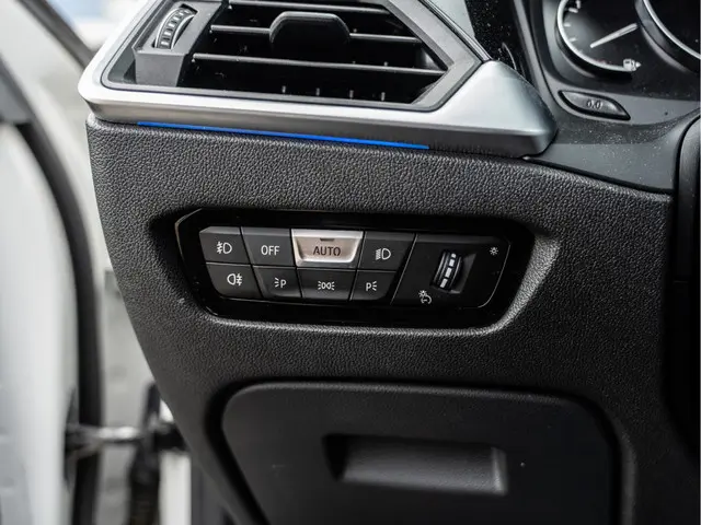 BMW 3 Serie 320i High Executive 2019 Benzine 29