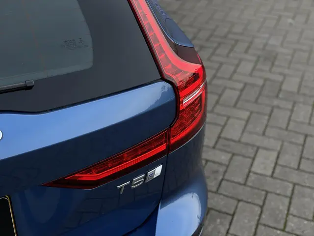 Volvo V60 2.0 T5 R-Design 2019 Benzine 17