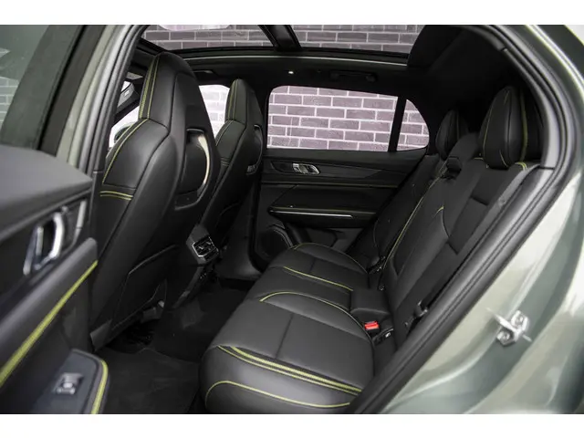 Lynk & Co 01 1.5 Plug-in Hybrid More 2025 Hybride Benzine 33