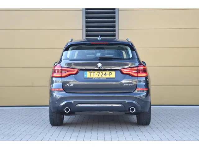 BMW X3 xDrive20i High Executive 2018 Benzine 8