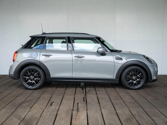 MINI 5-Deurs One 2022 Benzine 4