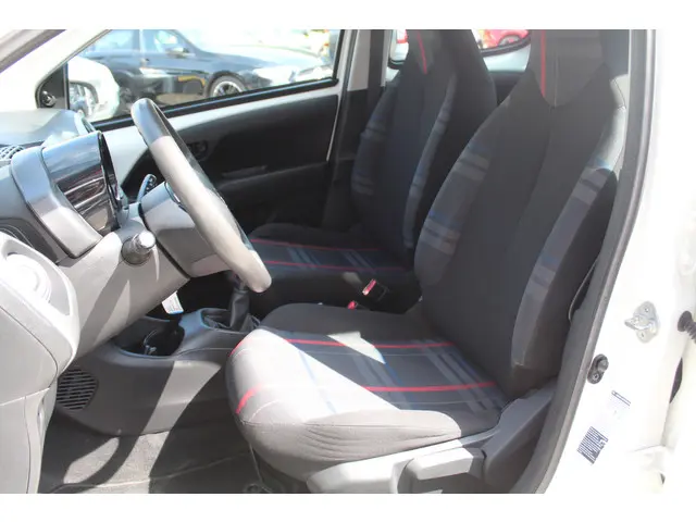 Peugeot 108 1.0 e-VTi Active PACK PREMIUM 2016 Benzine 6