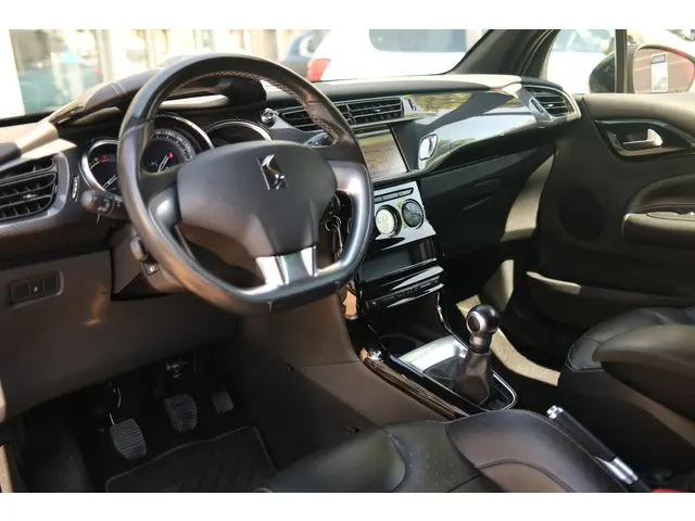 DS DS 3 3 PT 82 So Chic 2016 Benzine 21