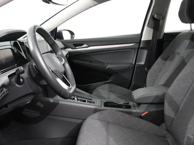 Volkswagen Golf 1.0 eTSI Life Business 2023 Benzine 21