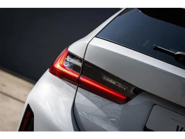 BMW 3 Serie Touring 320i High Executive 2023 Benzine 28