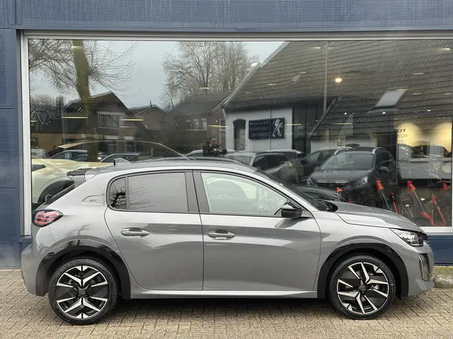 Peugeot 208 1.2 Hybrid 145 e-DCS6 GT 2025 Hybride Benzine 9