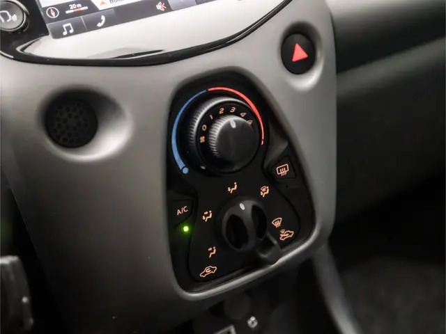 Toyota Aygo 1.0 VVT-i x-play limited 2019 Benzine 9
