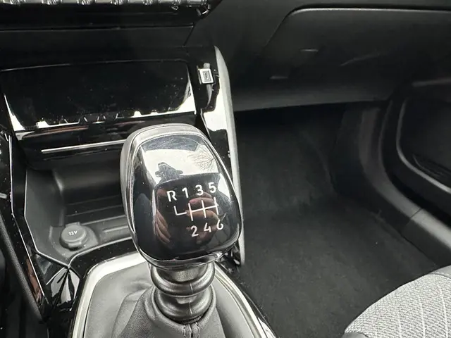 Peugeot 2008 1.2 Turbo 100 PK Allure 2025 Benzine 32