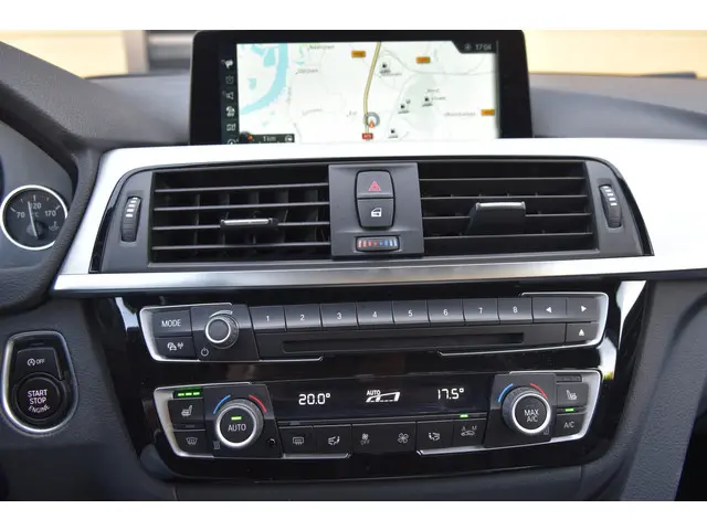 BMW 3 Serie Touring 320i High Executive 2017 Benzine 26