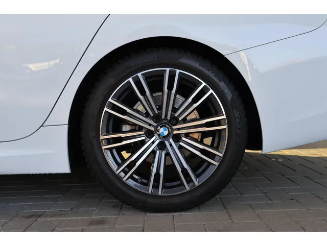 BMW 3 Serie Touring 318i Business Edition 2021 Benzine 6