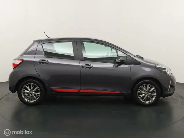 Toyota Yaris 1.5 VVT-i Design Red 2017 Benzine 6