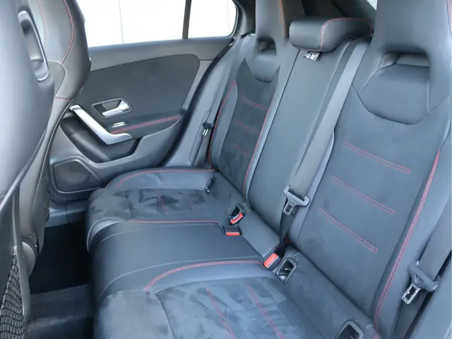 Mercedes-Benz A-Klasse 200 AMG-line 2019 Benzine 24