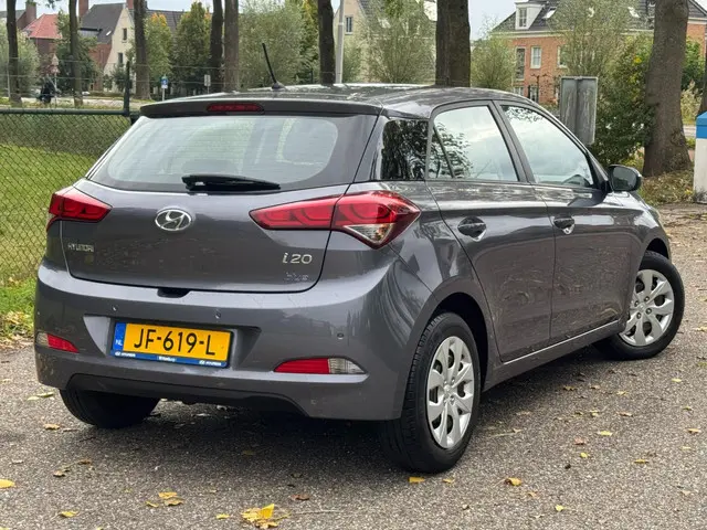 Hyundai i20 1.2 HP i-Motion /NAP/Airco/cruise/ 2016 Benzine 3