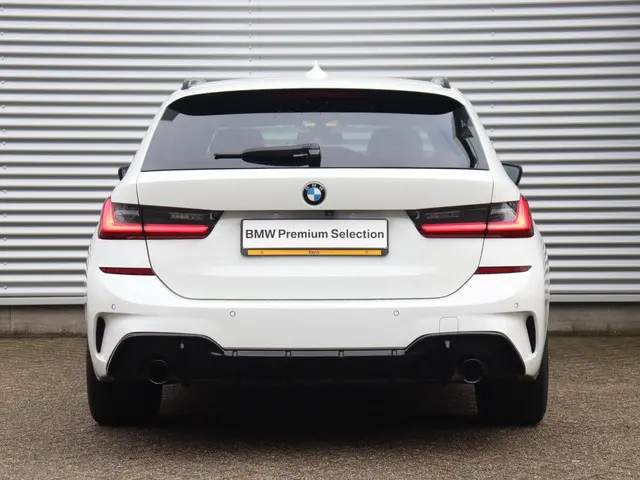 BMW 3 Serie Touring 320i 2021 Benzine 4