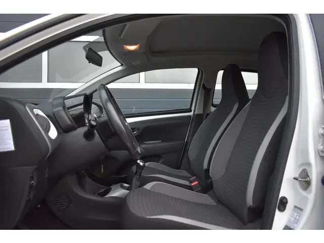 Toyota Aygo 1.0 VVT-i x-play limited 2019 Benzine 10