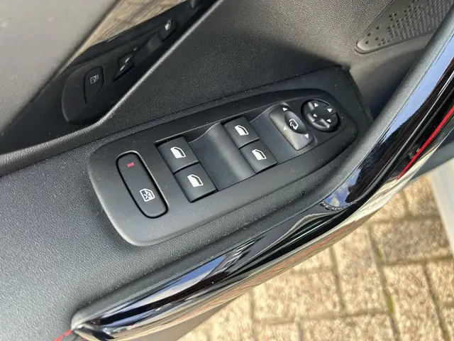Peugeot 208 1.2 Turbo 110PK GT-line 2018 Benzine 29