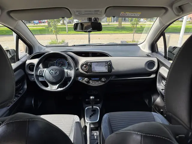 Toyota Yaris 1.5 Hybrid Dynamic 2015 Hybride Benzine 14