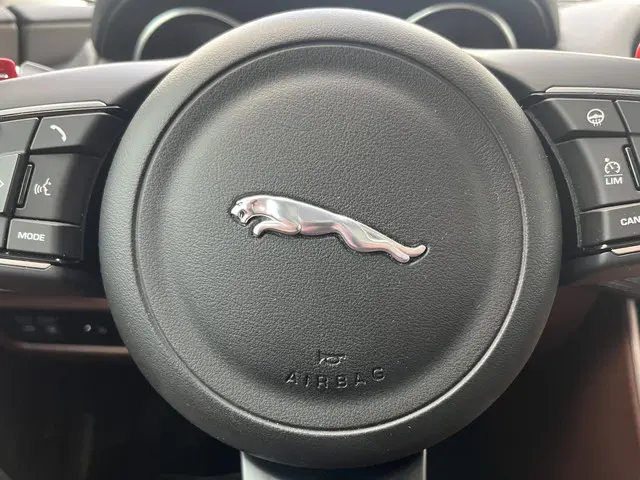 Jaguar XE 2.0 Portfolio 2015 Benzine 39