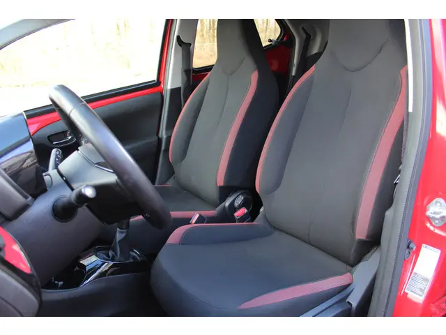 Toyota Aygo 1.0 VVT-i X-cite Bi-tone 2017 Benzine 9