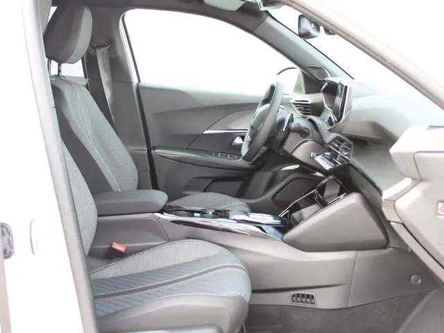 Peugeot 2008 1.2 Hybrid 145 Allure 2025 Hybride Benzine 10