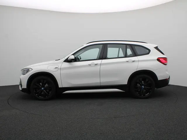 BMW X1 xDrive25e 2022 Hybride Benzine 4