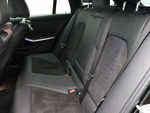 BMW 3 Serie Touring 318i 2021 Benzine 29