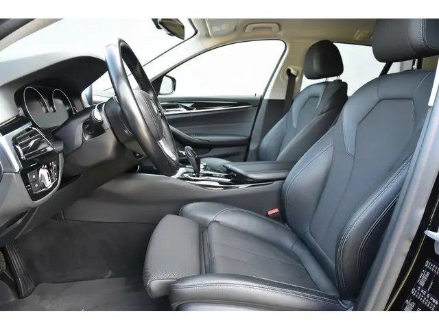 BMW 5 Serie Touring 520i Executive 2018 Benzine 10