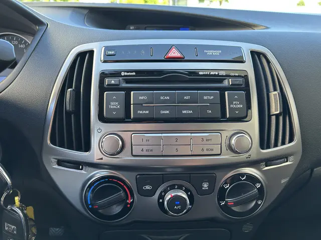 Hyundai i20 1.2i Business Edition 2013 Benzine 12