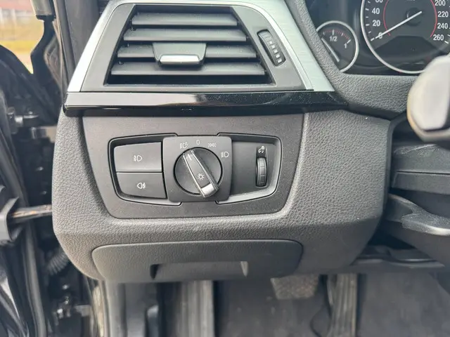 BMW 3 Serie Touring 318i Executive 2017 Benzine 19