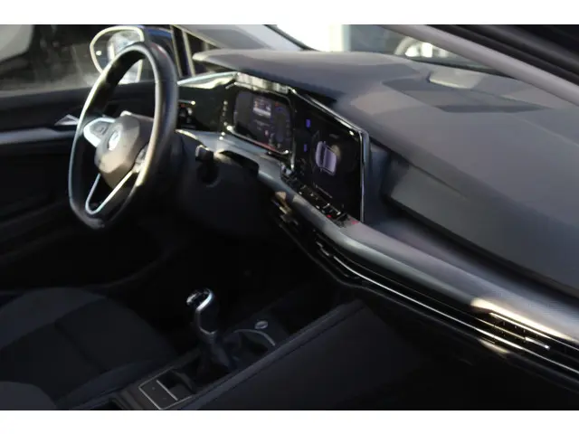 Volkswagen Golf 1.0 TSI Life Business 2022 Benzine 21