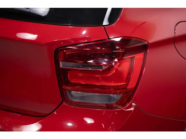 BMW 1 Serie 114i EDE Business+ 2013 Benzine 18