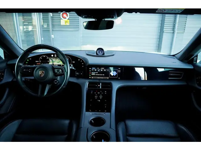 Porsche Taycan Performance 84 kWh 2021 Elektrisch 7