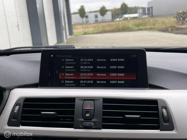 BMW 3 Serie 318i 2018 Benzine 19