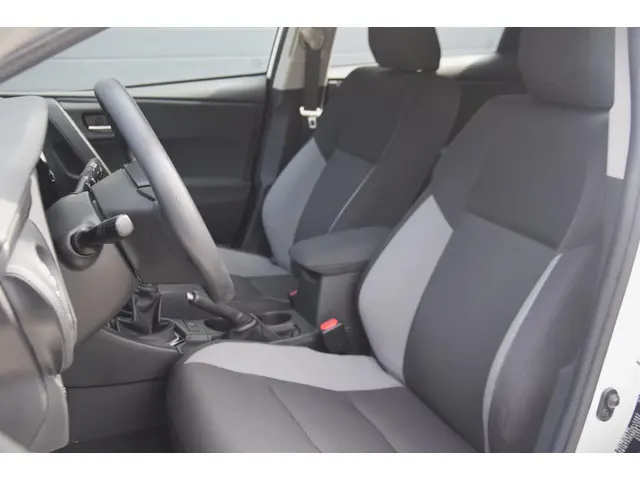 Toyota Auris 1.3 Comfort + TREKHAAK 2016 Benzine 9