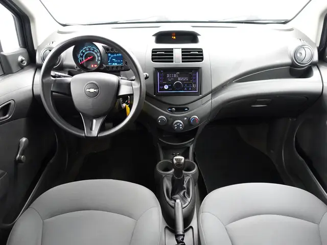 Chevrolet Spark 1.0 16V 5 deurs super zuinig! 2012 Benzine 2