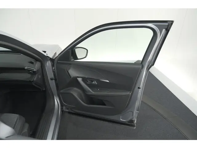 Peugeot 2008 1.2 Hybrid 145 Allure 2025 Hybride Benzine 64