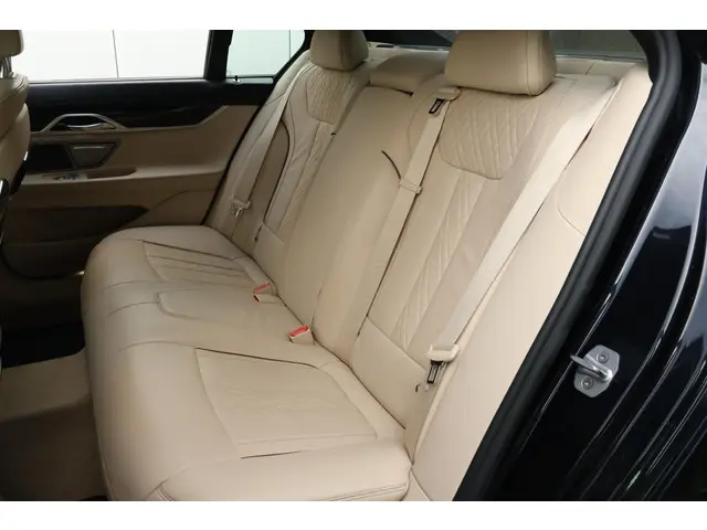 BMW 7 Serie 750i xDrive High Executive 2016 Benzine 15