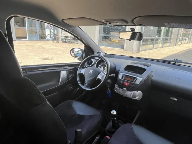 Peugeot 107 1.0 Black & Silver 2013 Benzine 4