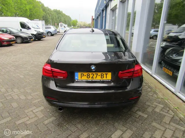 BMW 3 Serie 318i Lu.L Exec 2017 Benzine 9