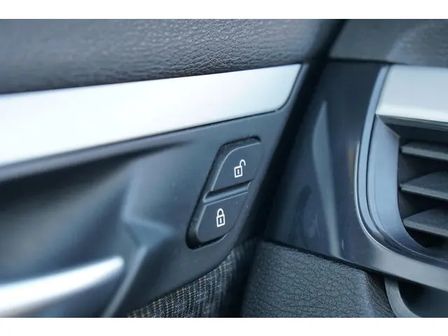 BMW X1 sDrive18i High Executive 2018 Benzine 21